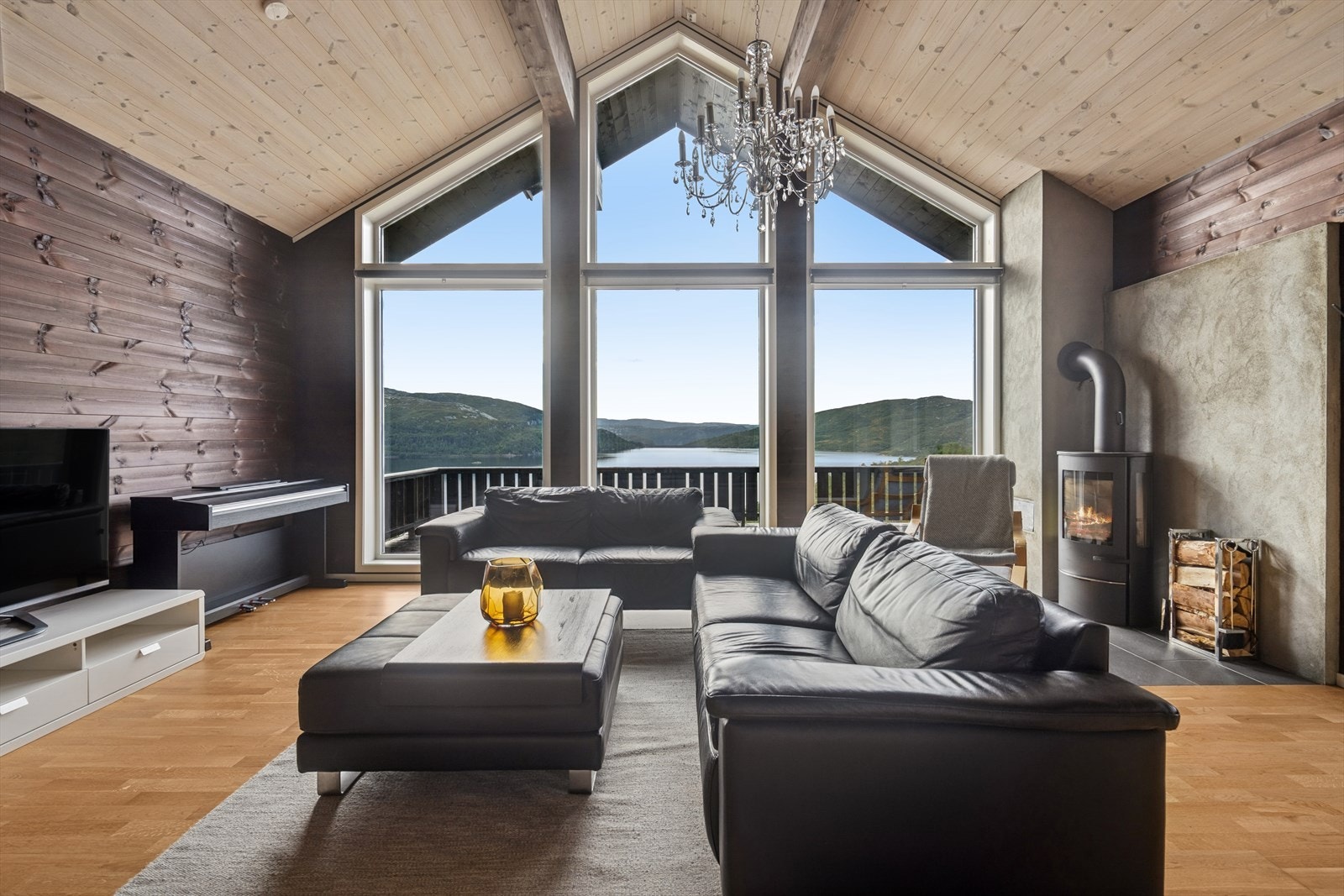 Fra stuen har man en helt unik utsikt - og fantastisk takhøyde som byr på en luftig følelse. Galleribilde