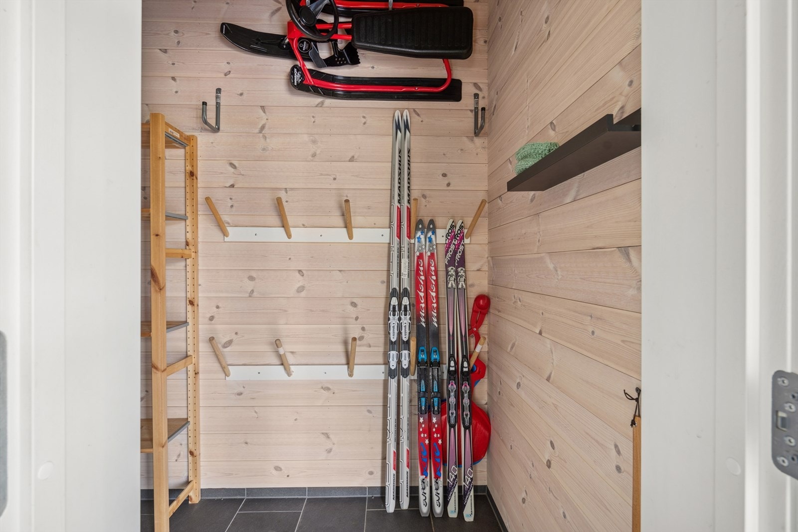 Man har ellers lagring i en stor innvendig bod - tørt og fint for oppbevaring av det meste. Galleribilde