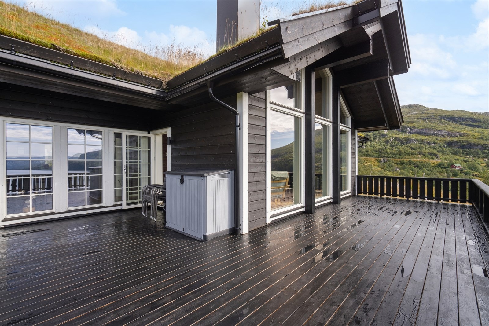 Fra stuen har man direkte utgang til en stor og privat balkong i retning sør. Galleribilde