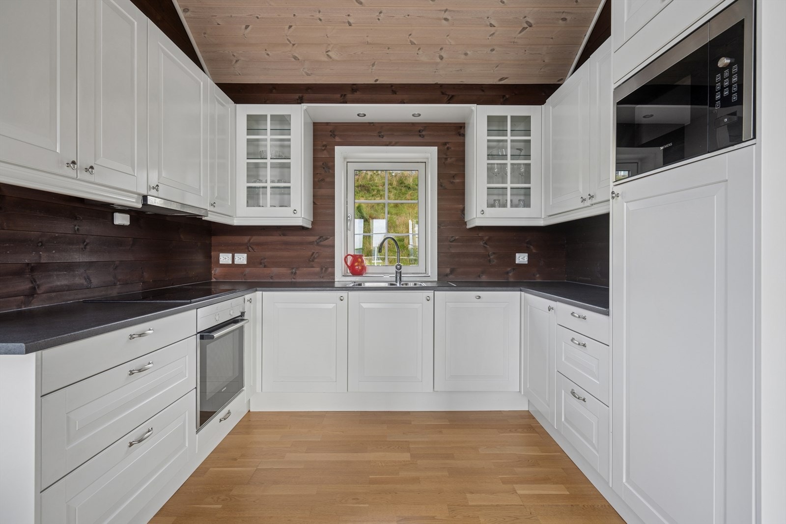 Her har man rikelig med benk- og skapplass med hvitevarer som stekeovn, platetopp, kombiskap og micro. Galleribilde