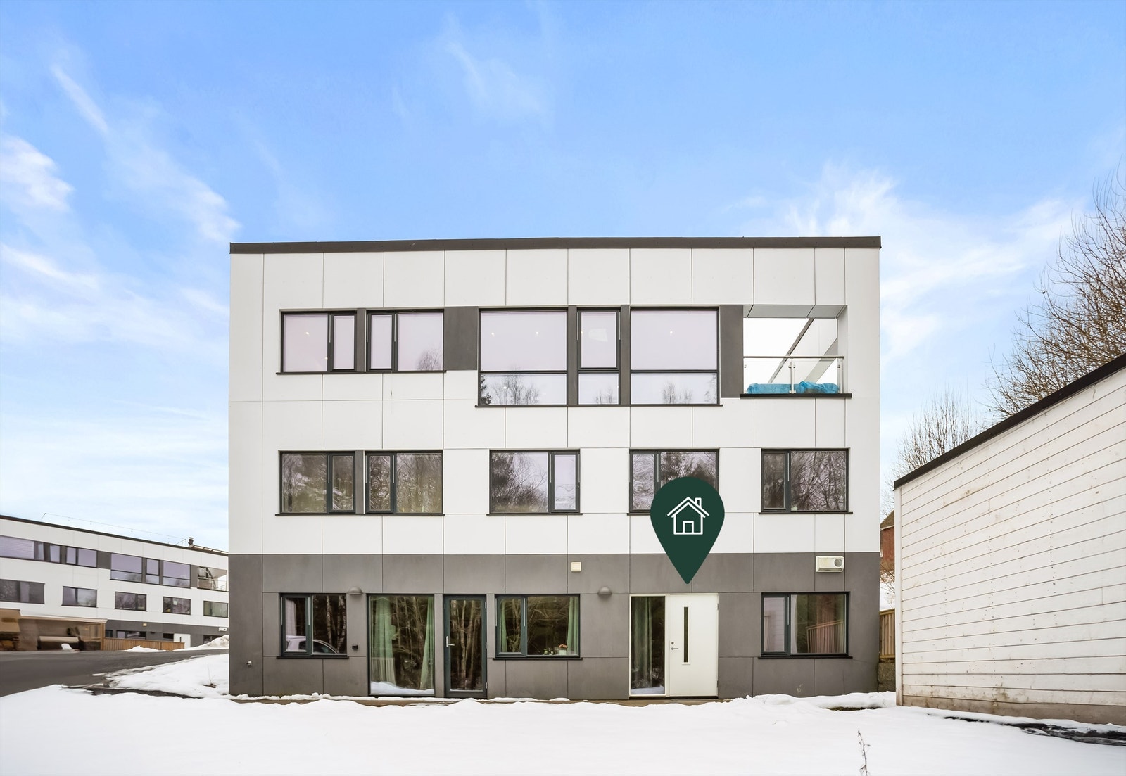 I tillegg til leiligheten disponerer du garasje og utebod. Galleribilde