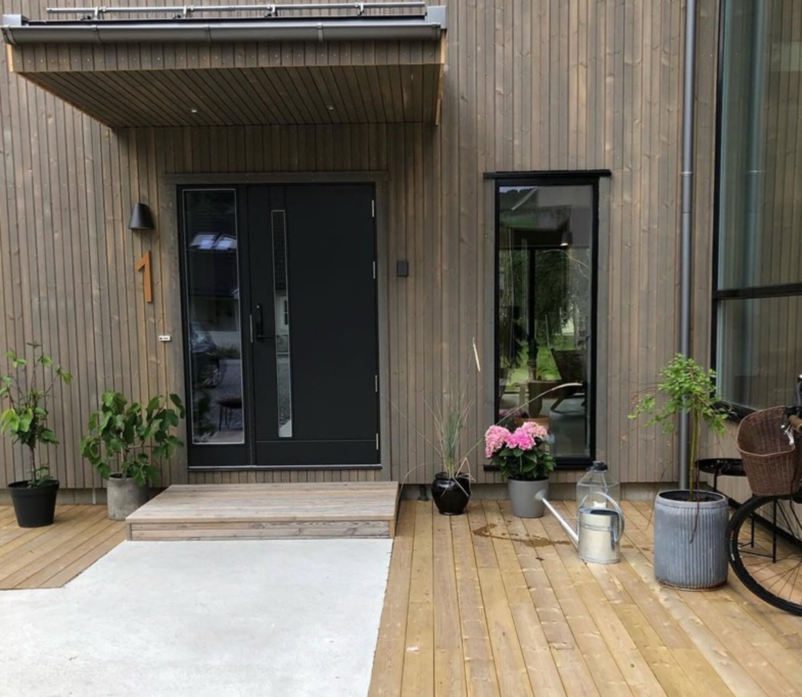 Et inngangsparti som ønsker deg hjertelig velkommen. Galleribilde