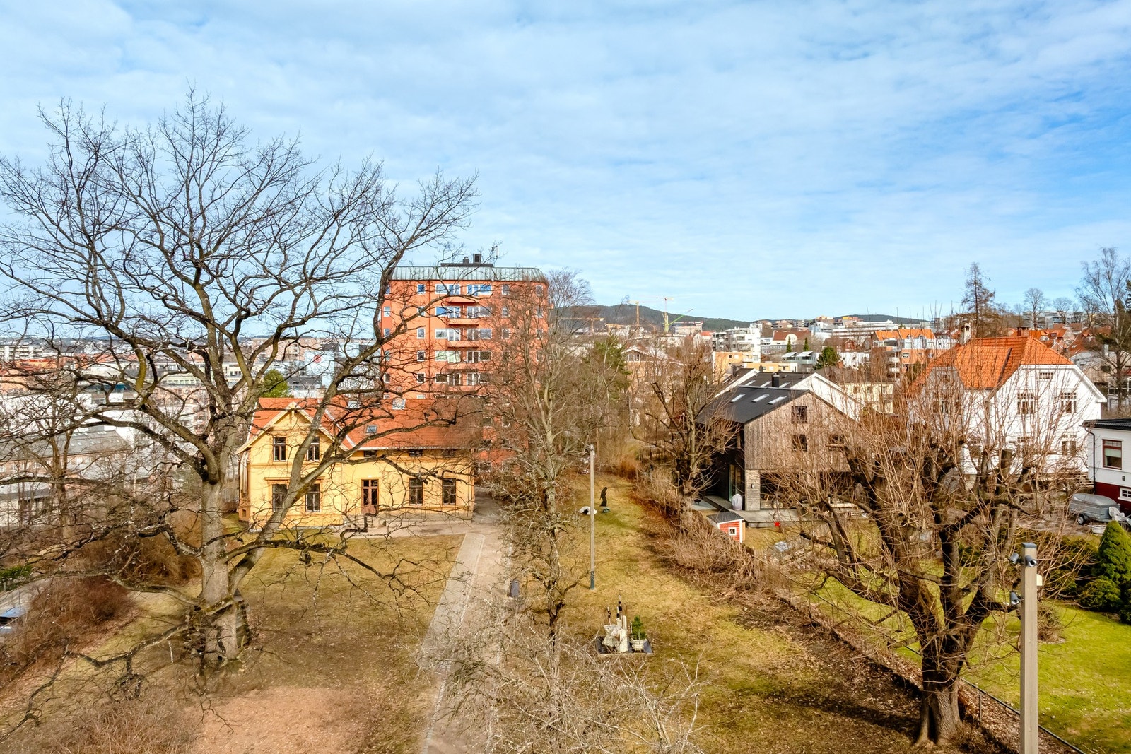 Hyggelig utsyn mot Villa Fagertun fra soverom. Tenk å bo så "landlig" men likevel så sentralt. Galleribilde