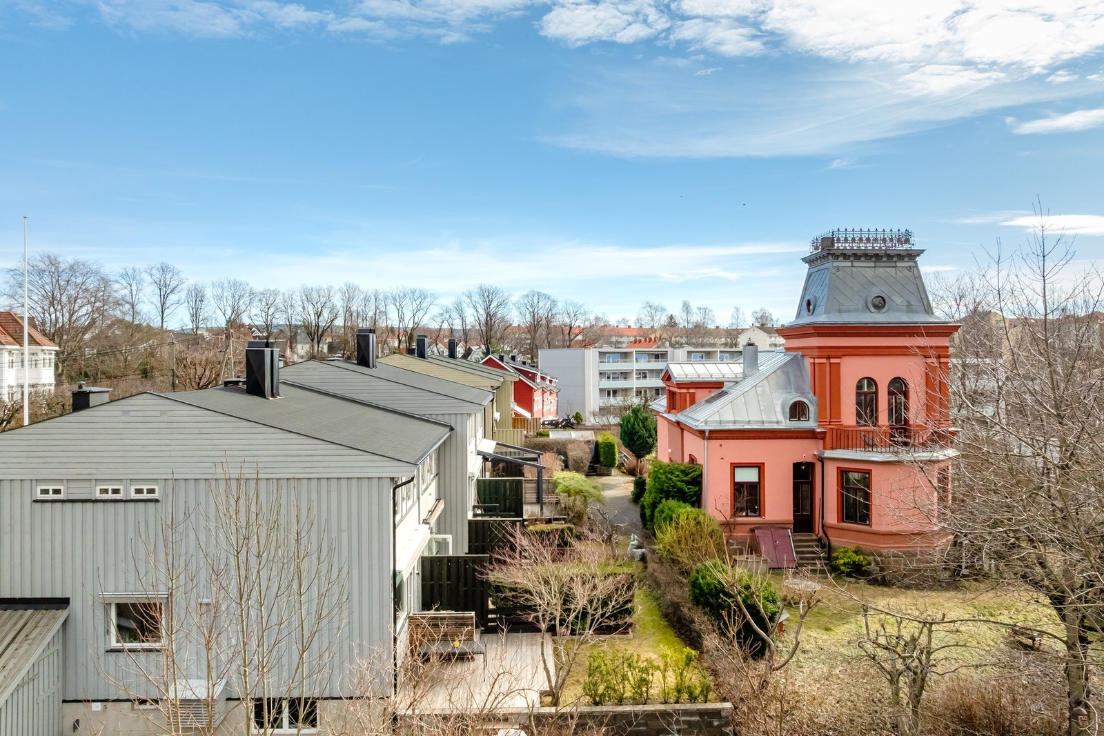 Utområdet ligger ved siden av den flotte nabovillaen Fagertun.
Den ble oppført i 1879 av Christian Hiorth. Han var sønn av industrigründeren Adam Hiort, som eide gården Frydenberg. Galleribilde