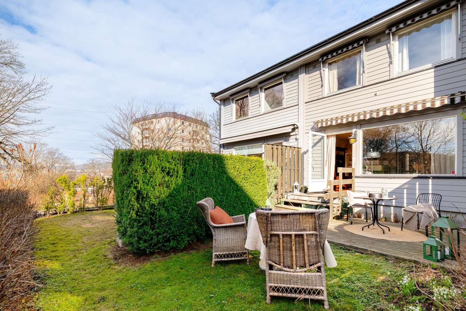 Fra stuen er det utgang til en fin terrasse på 6 m², med videre adkomst til egen hage. Galleribilde