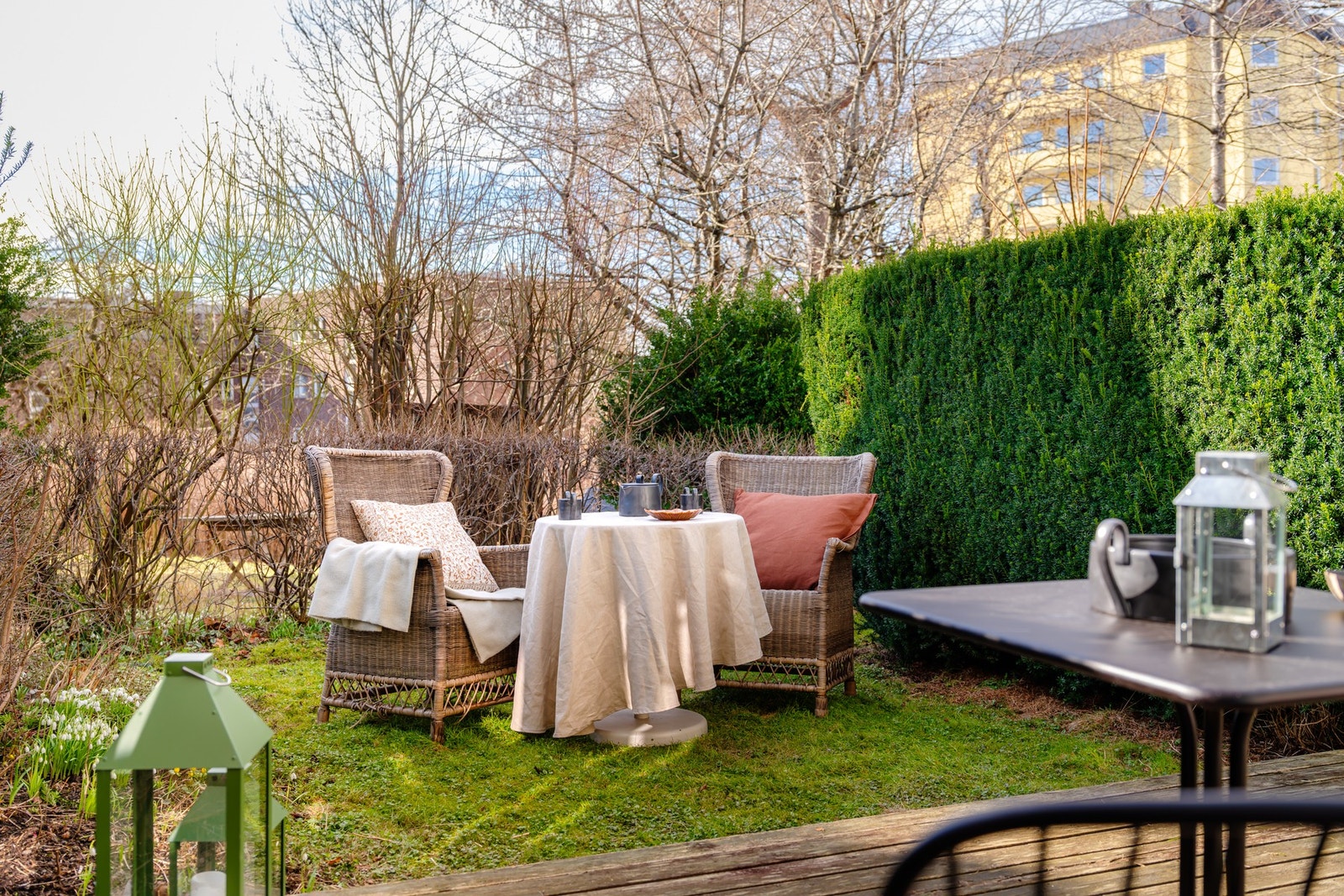 Her er det rikelig med plass til sittegrupper, grill og beplantning, og uteplassen fungerer som en naturlig forlengelse av boligen. Galleribilde