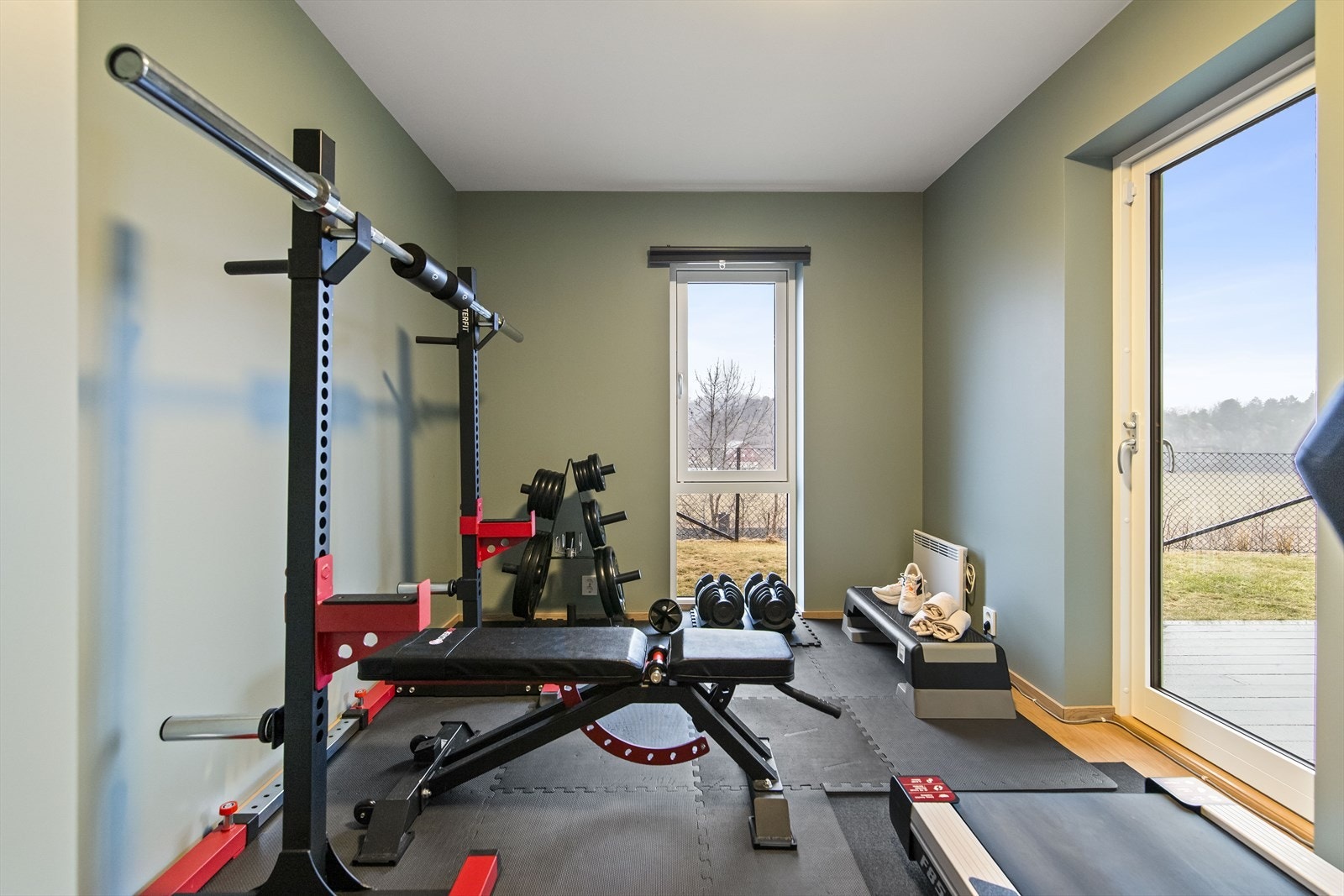 Fra dette rommet er det utgang til den vestvendte platting på bakkeplan som fører videre ut til hagen. Galleribilde