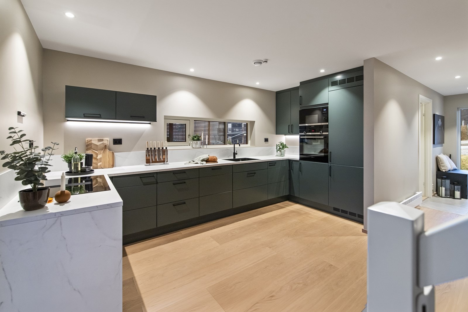 Siemens inkluderer stekeovn, mikrobølgeovn, kjøl/fryseskap og oppvaskmaskin. Galleribilde