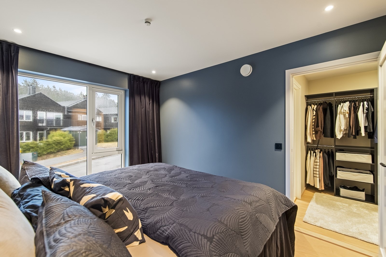 Master-soverommet i denne etasjen har en tilhørende garderobe og eget bad. Galleribilde