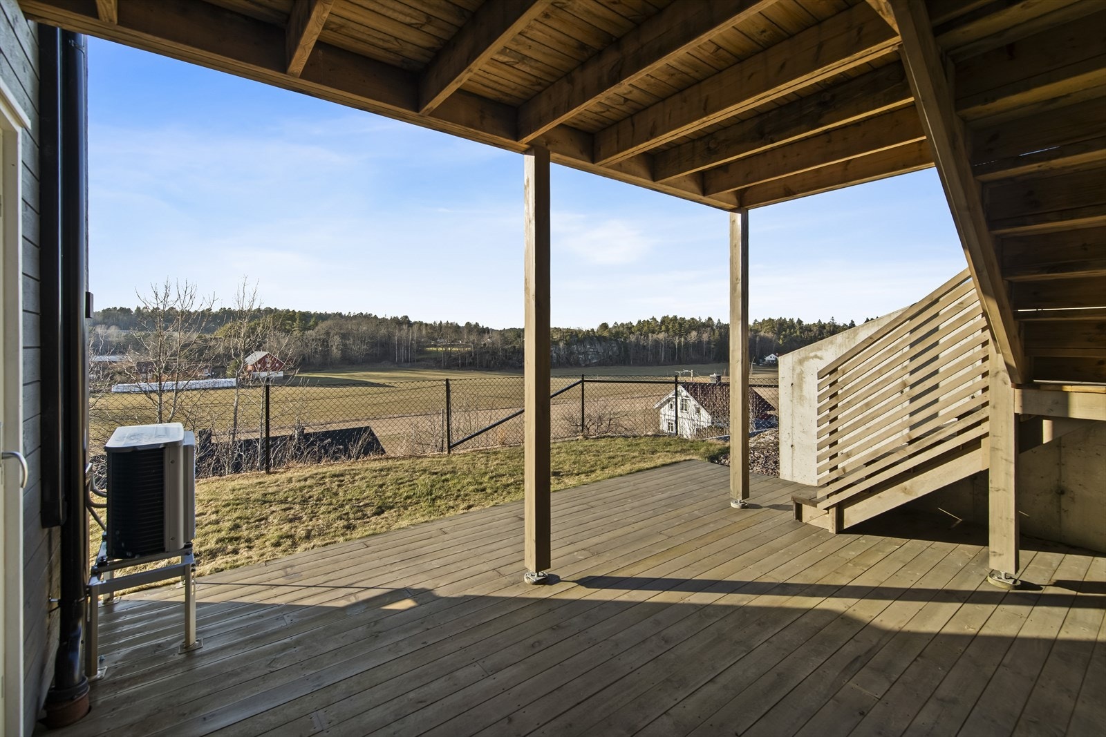 Her har du en privat hageflekk og platting i underetasjen. Galleribilde