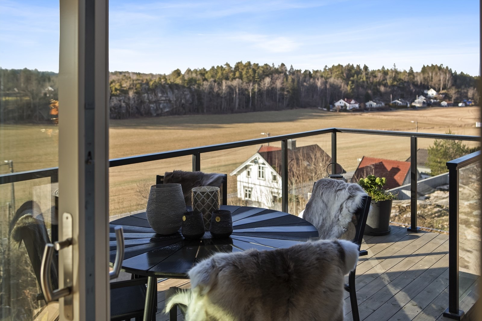 På den store takterrassen har man sol fra ca. kl. 12:00 og helt frem til kl. 21:00-21:30 i sommermånedene, et perfekt sted for grillkvelder og sosiale sammenkomster med panoramautsikt. Galleribilde