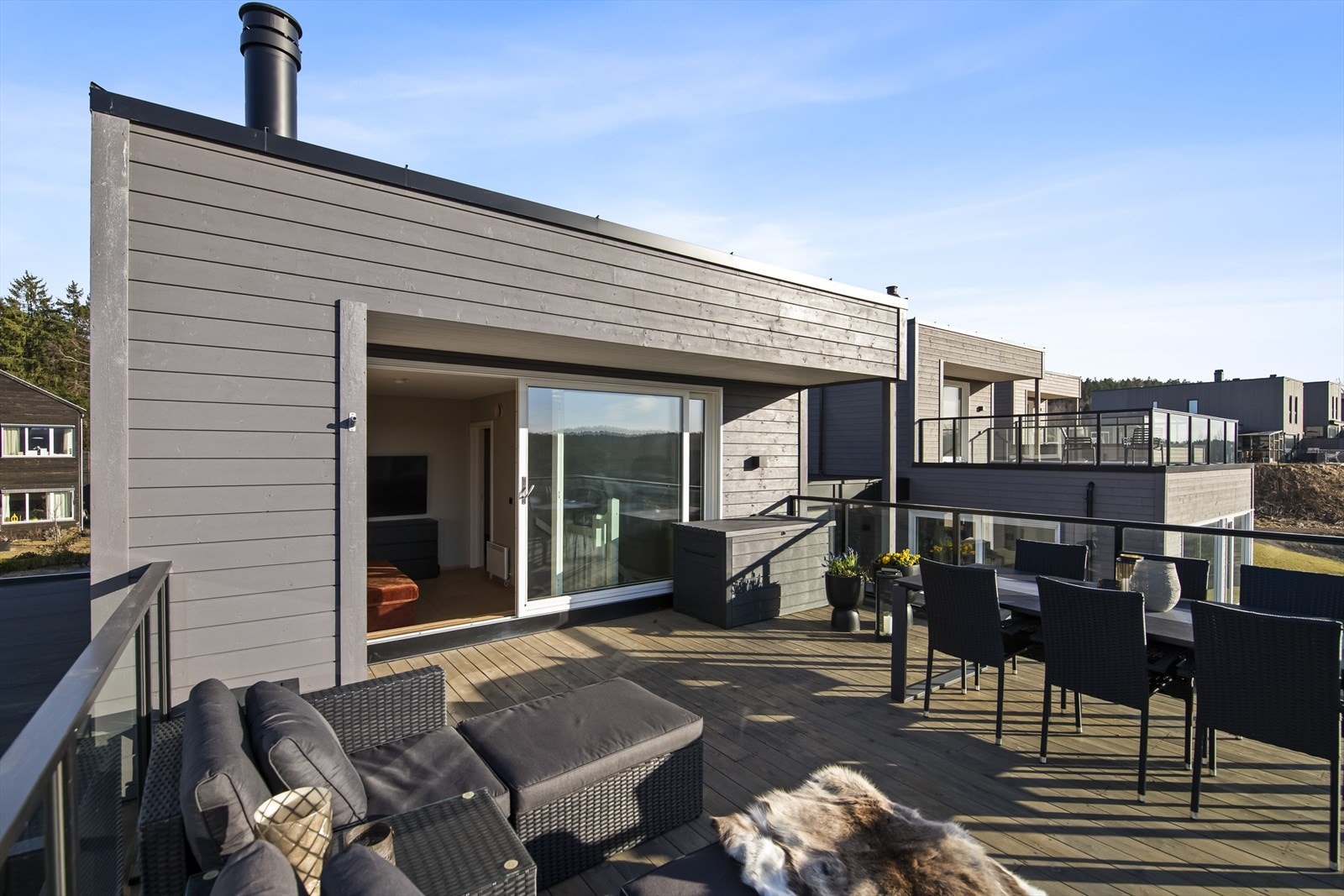 Her ligger alt til rette for å nyte solen fra morgen til kveld! Galleribilde