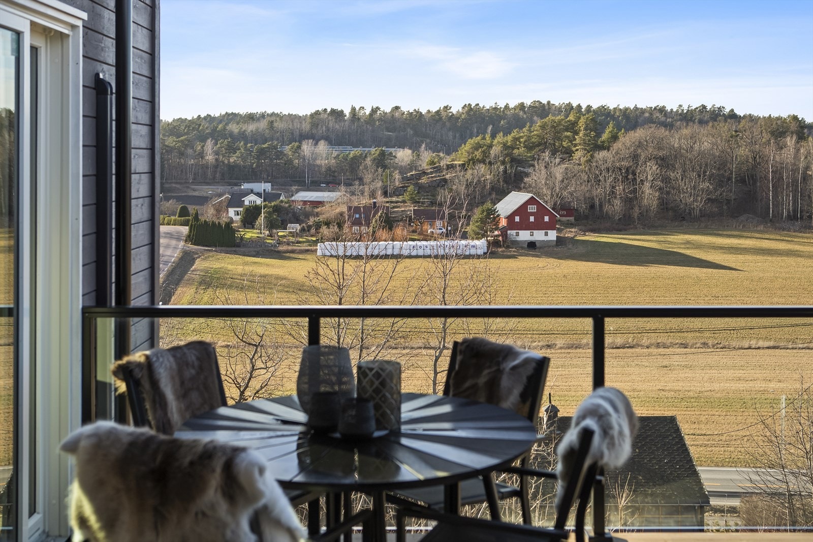 Rekkverk i glass på de øverste nivåene sikrer at den vidstrakte utsikten over landskapet kan nytes til det fulle. Galleribilde