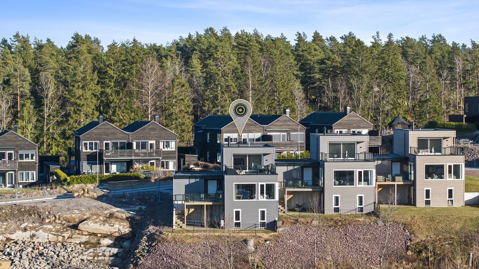Her bor man i et rolig og nyere boligområde med umiddelbar nærhet til vakre skogsområder og flotte turområder. Galleribilde