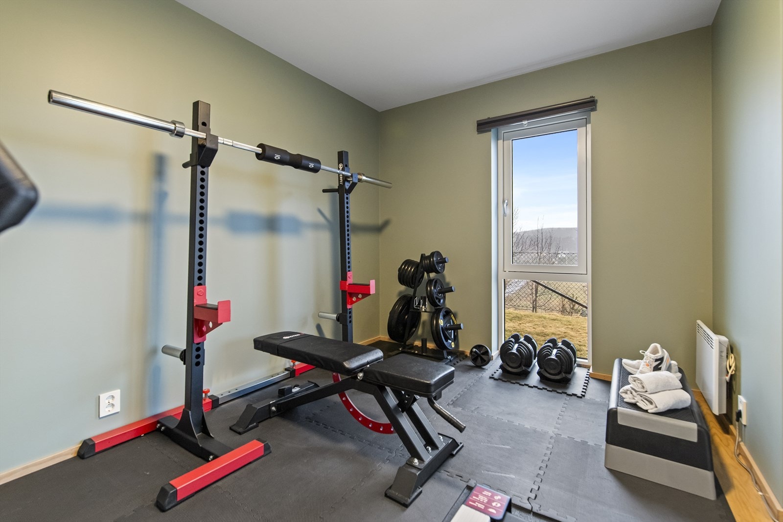 Et av soverommene er i dag innredet som trimrom, noe som viser rommets fleksibilitet. Galleribilde