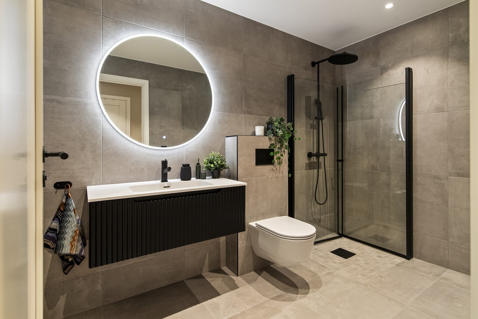 Badet holder samme standard som de øvrige, med flislagte overflater, varmekabler og moderne innredning. Galleribilde