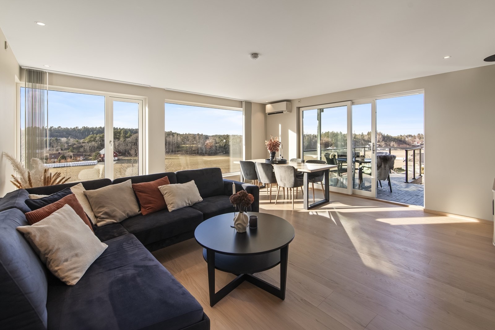 En stilig enebolig fra 2023 som byr på god bokomfort og en flott vestvendt beliggenhet! Galleribilde