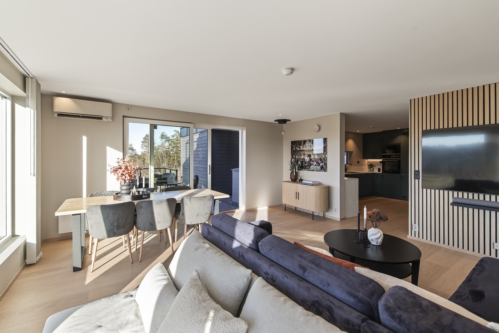 Boligen preges av store vindusflater som gir rikelig med naturlig lys. Galleribilde