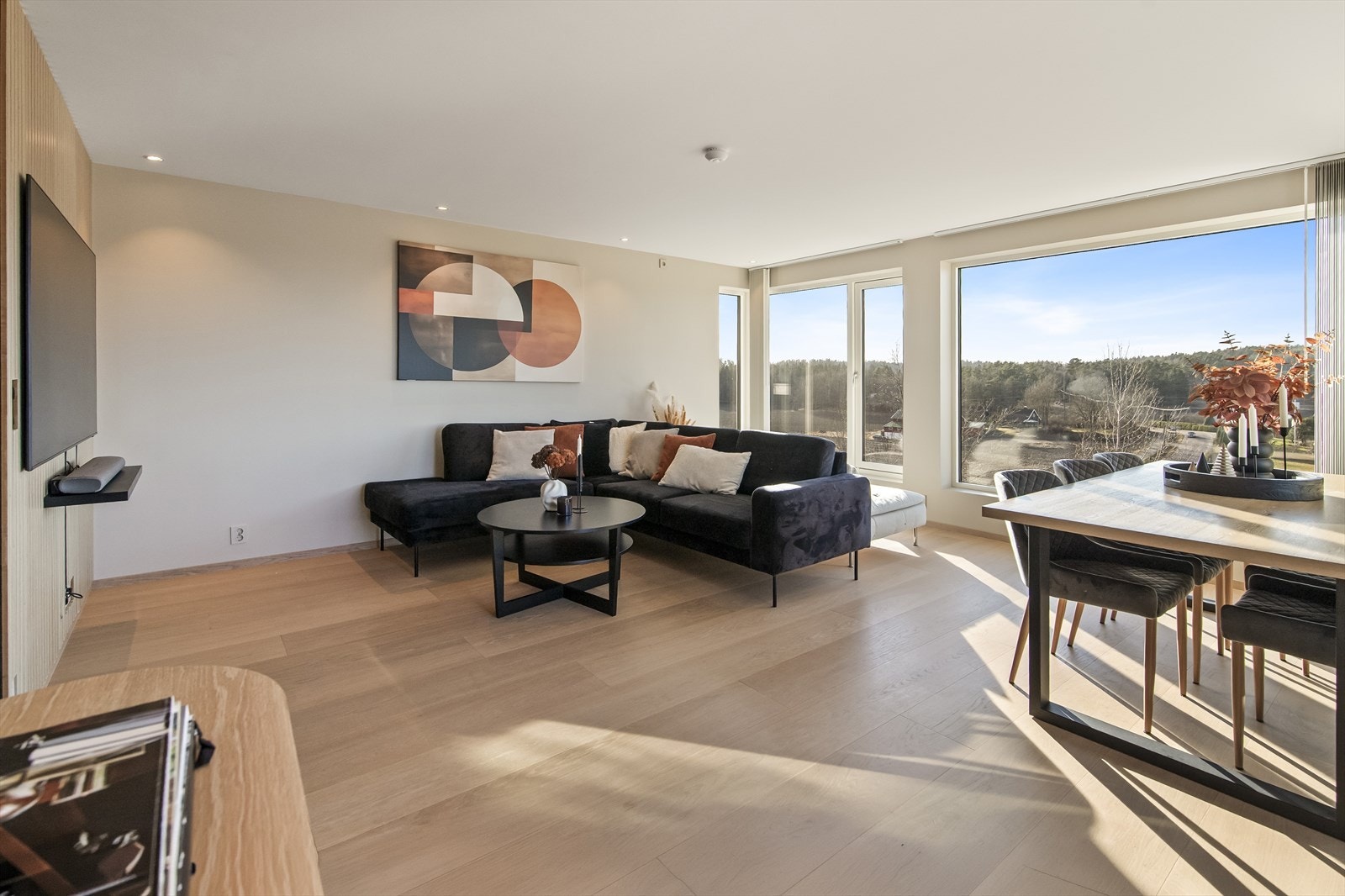 Boligen er utstyrt med balansert ventilasjon som sikrer et godt inneklima, og en varmepumpe for effektiv oppvarming. Galleribilde