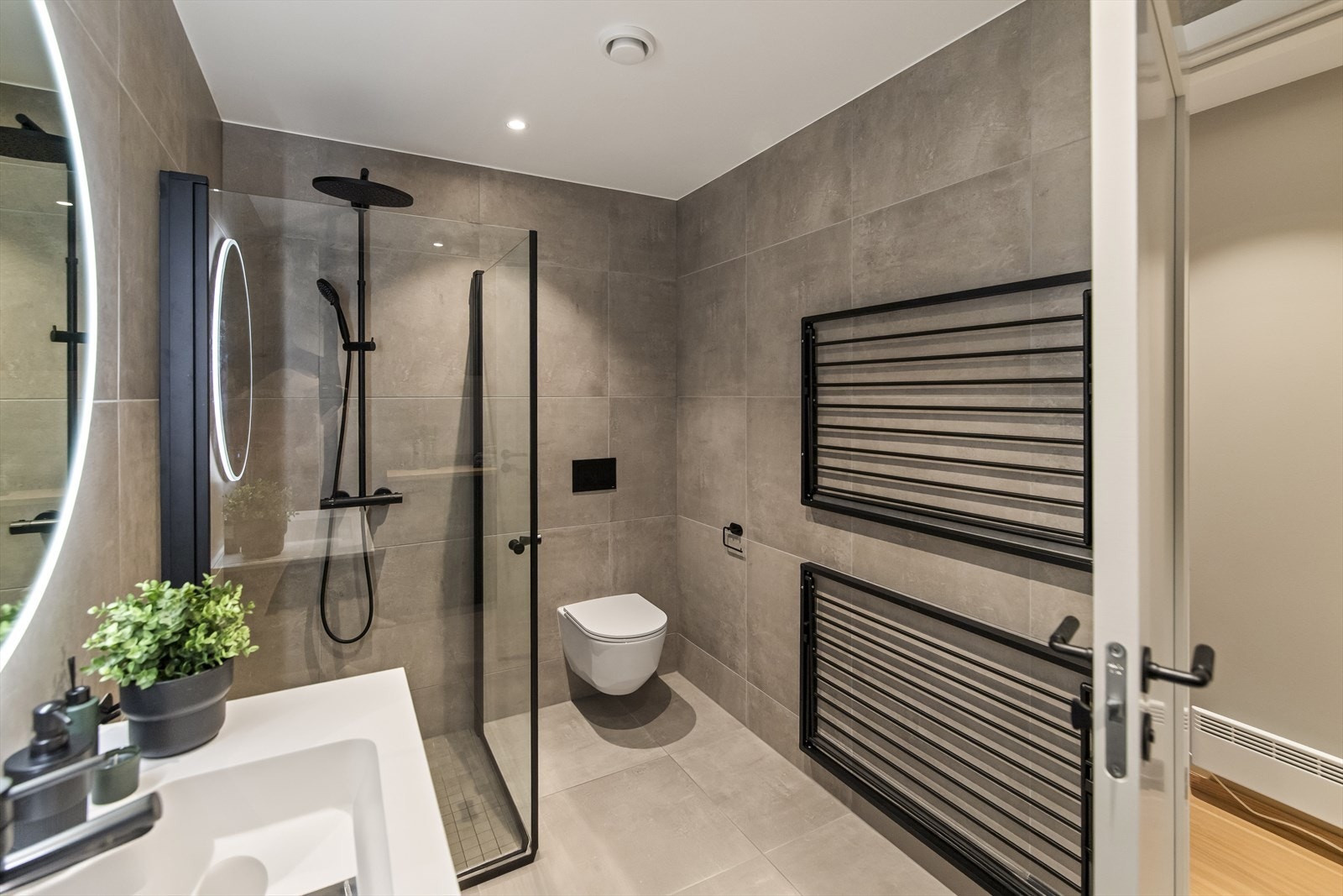 I denne etasjen finner man også et av boligens tre bad. Galleribilde