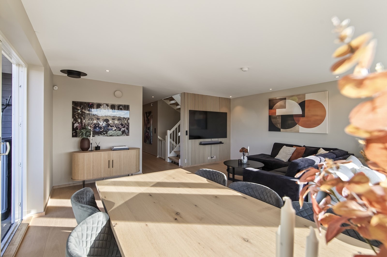 Hovedetasjen har en åpen planløsning som forener stue, spisestue og kjøkken i en sosial sone. Galleribilde