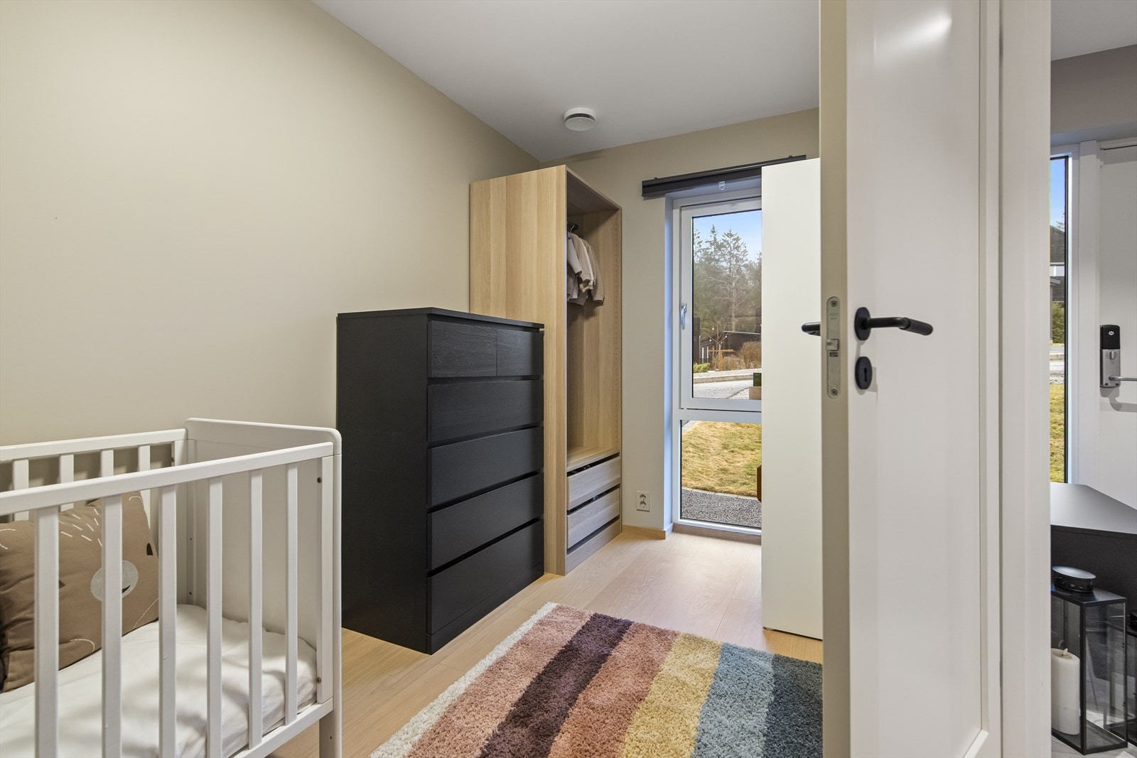 Det første ligger i denne etasjen. Perfekt som barnerom, gjesterom eller kontor. Galleribilde