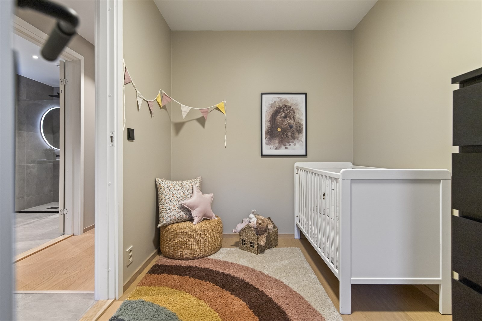 Det er totalt fire romslige soverom i boligen. Galleribilde