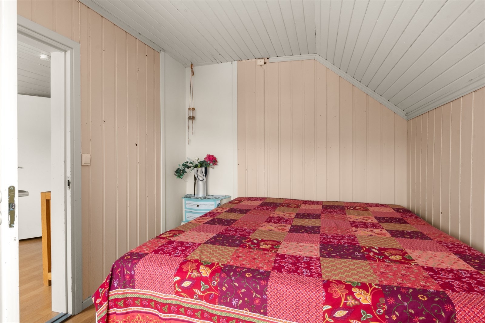 Soverom 3 - her er det gammel panel på veggene som er malt i en dus farge. Galleribilde