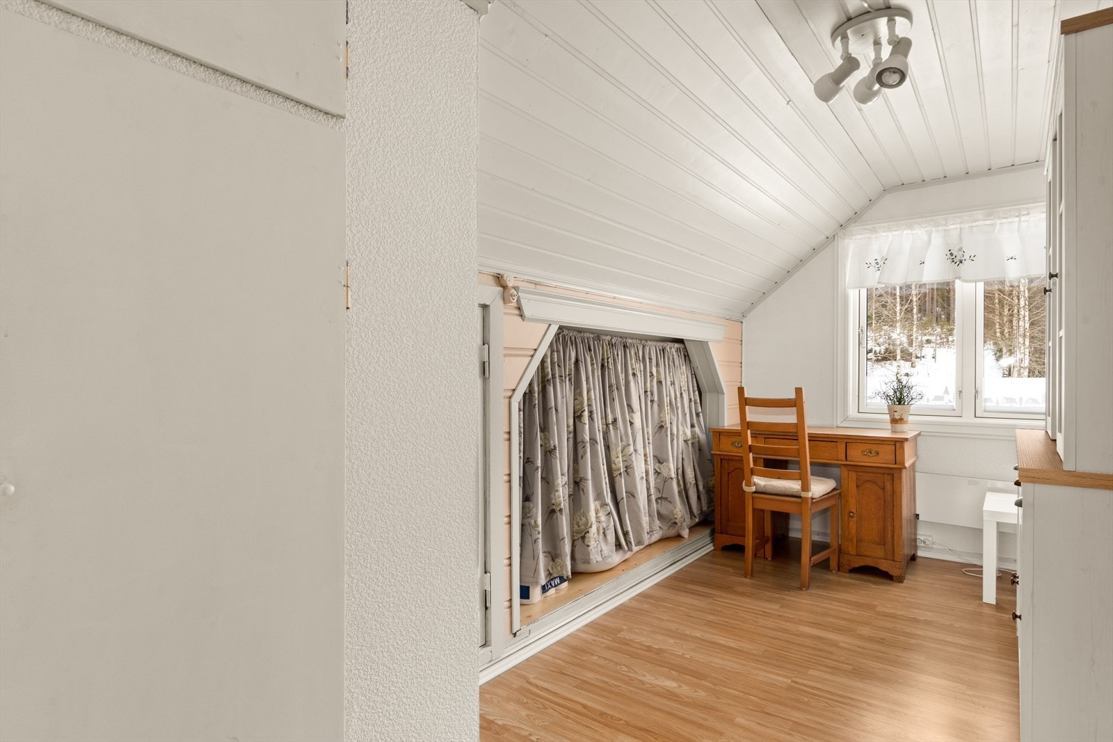 I 2. etasje finner du 4 soverom - dette er idag i bruk som en liten kontorplass. Galleribilde