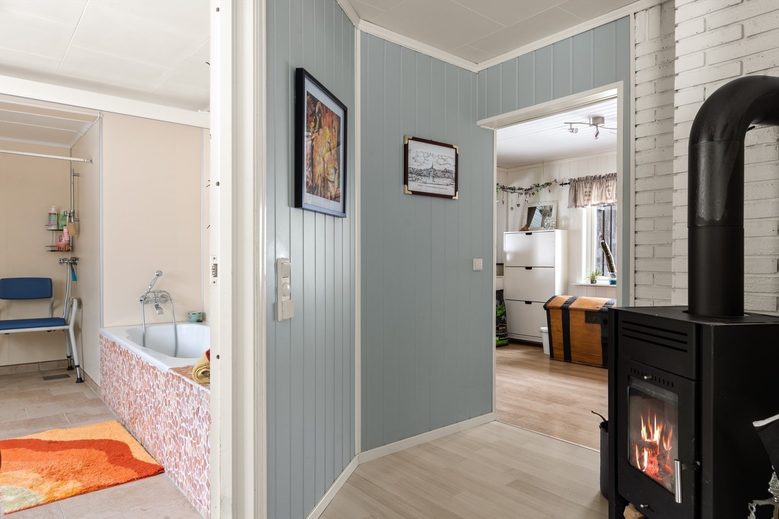 Boligen har to bad - her ses til venstre det største. Rett frem er det idag et kontor. La oss ta en nærmere titt! Galleribilde