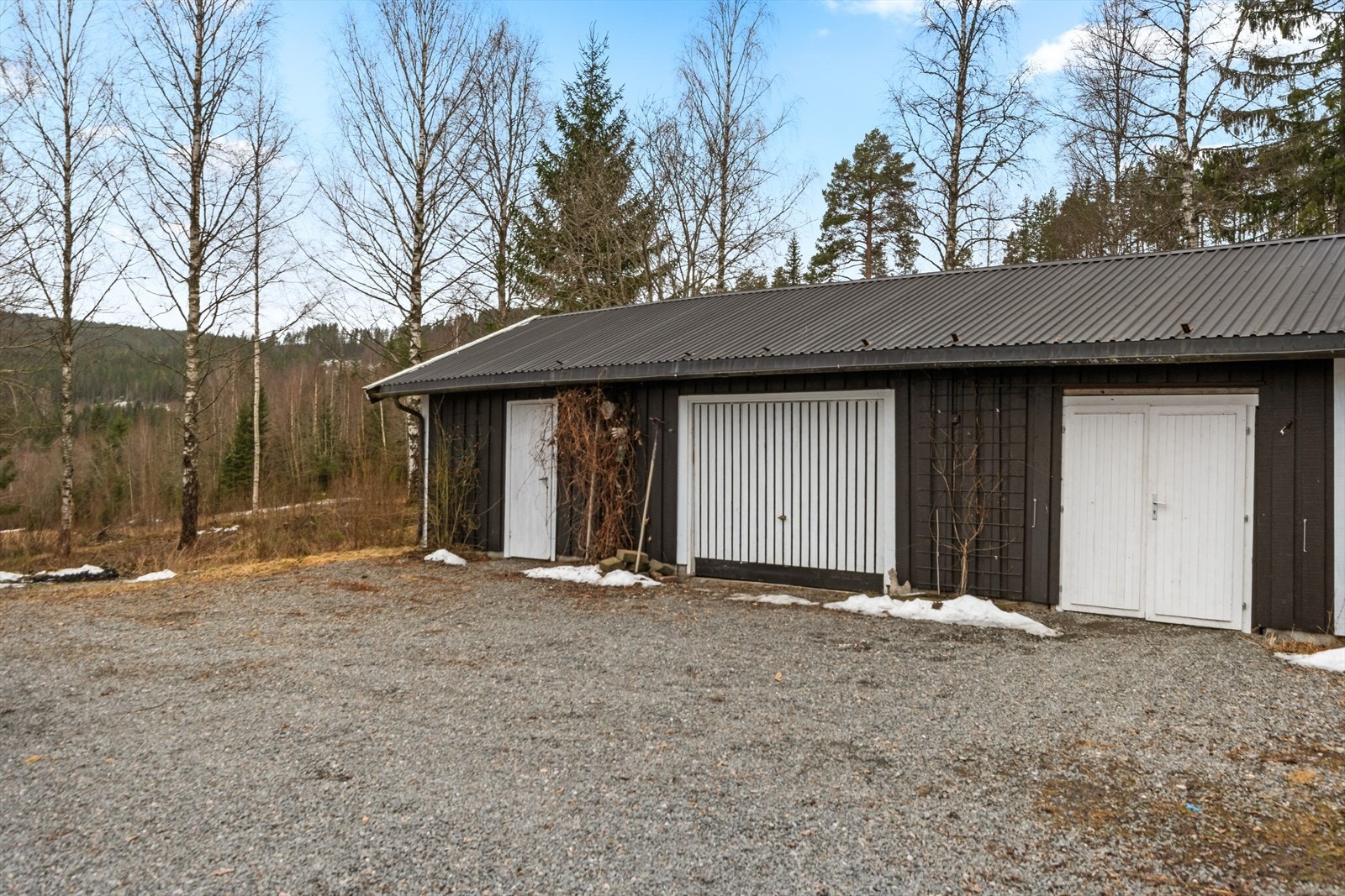 Garasjeanlegg med bodrom, garasje og redskapsbod. Galleribilde