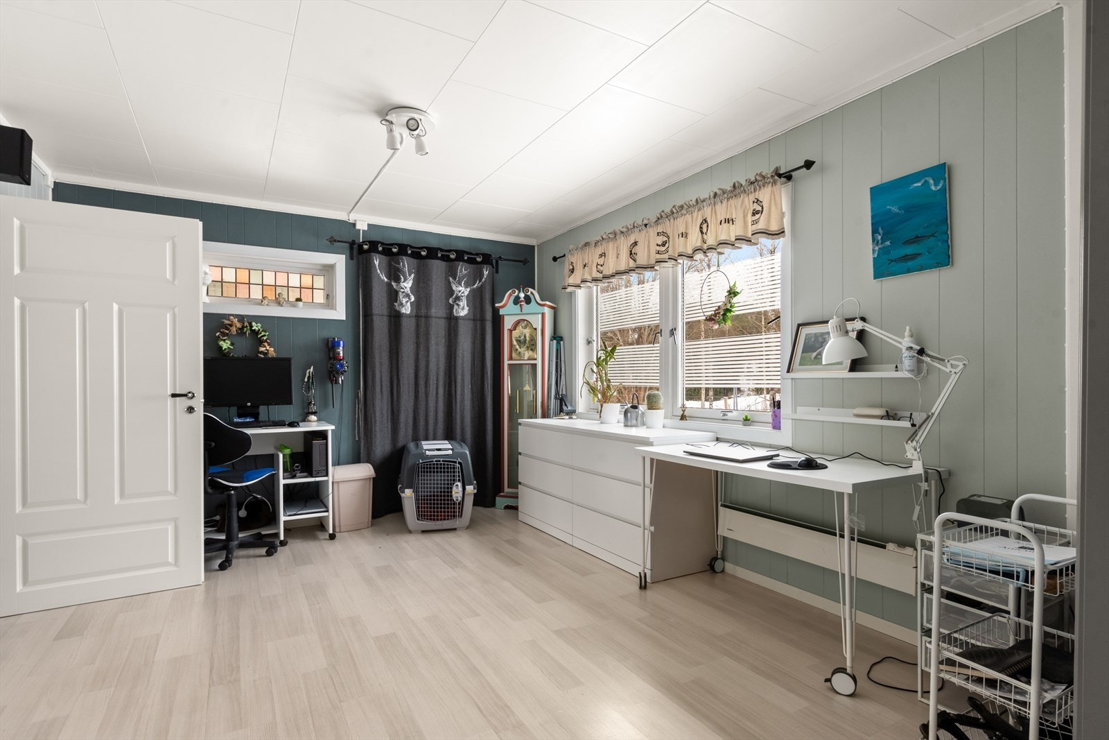 Kontor, hobbyrom, Tv-rom, koserom eller lekerom! Masse muligheter i dette romslige rommet ! Galleribilde