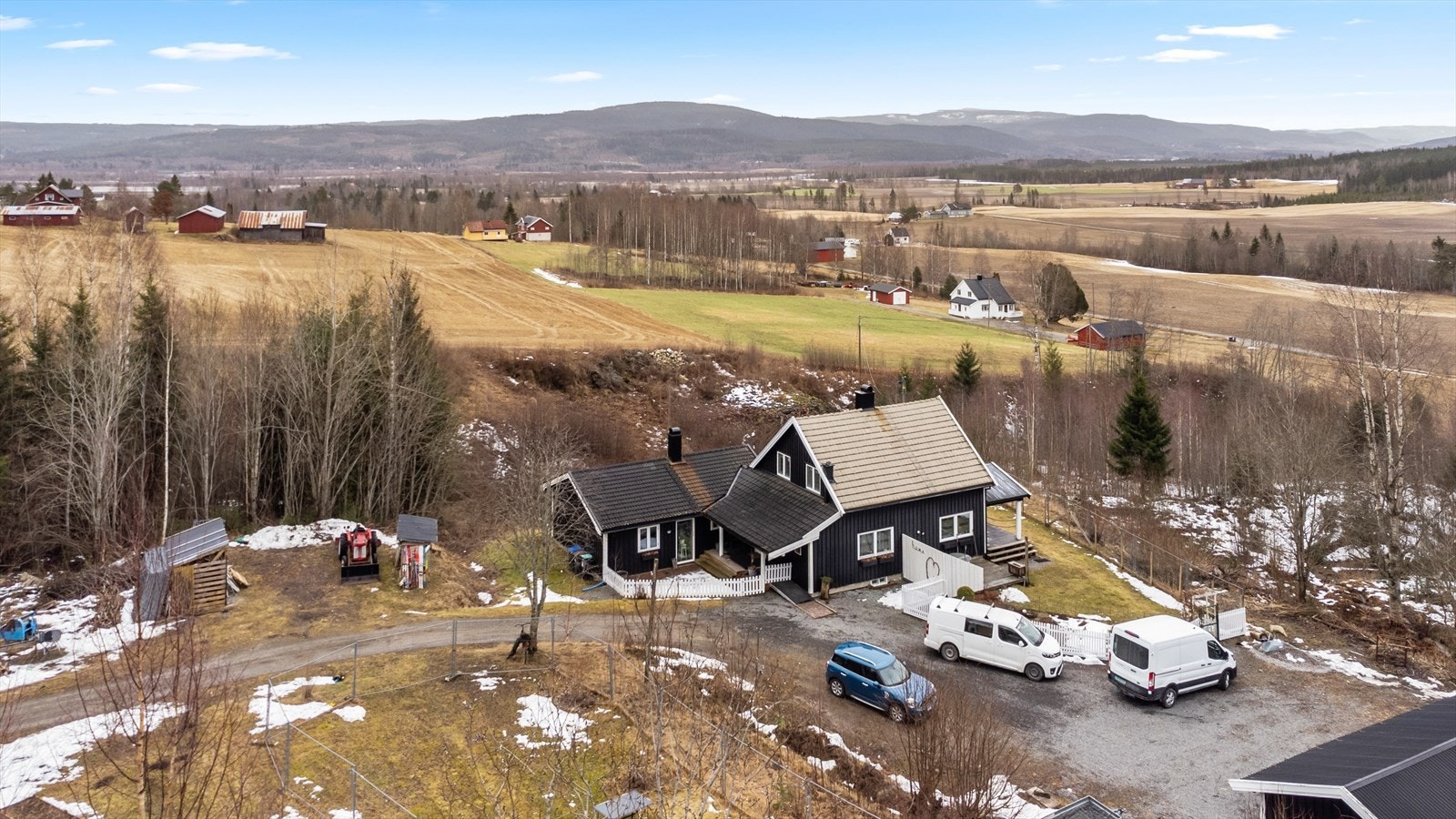 Tomten er på hele 10 mål så her er det boltreplass! Galleribilde
