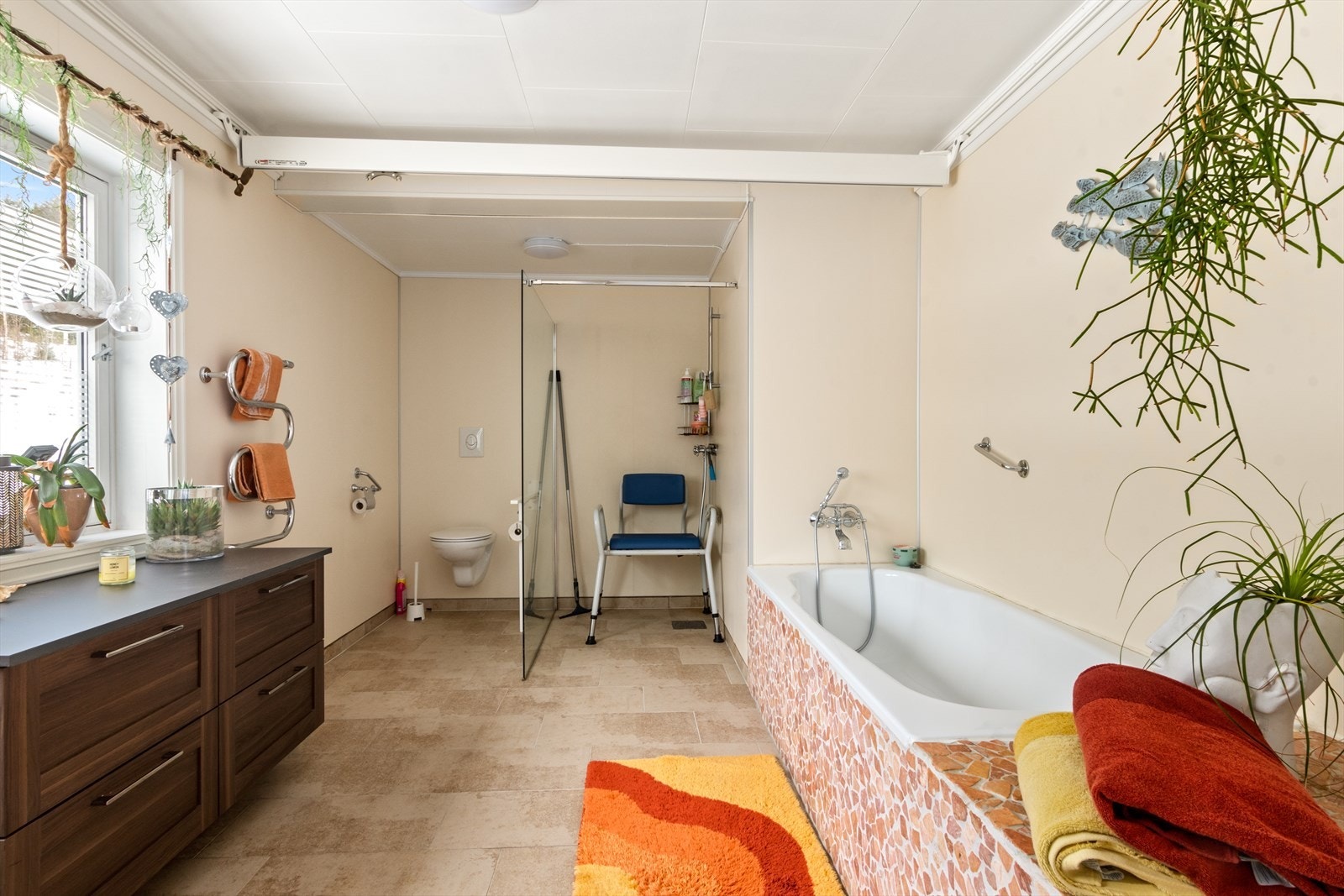 Vegghengt toalett og romslig dusj ! Galleribilde