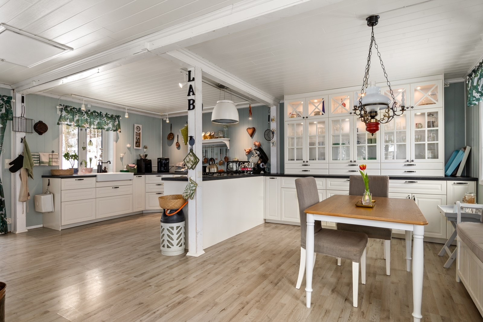 Herlig kjøkken fra 2020 med "danseplass" ! Galleribilde