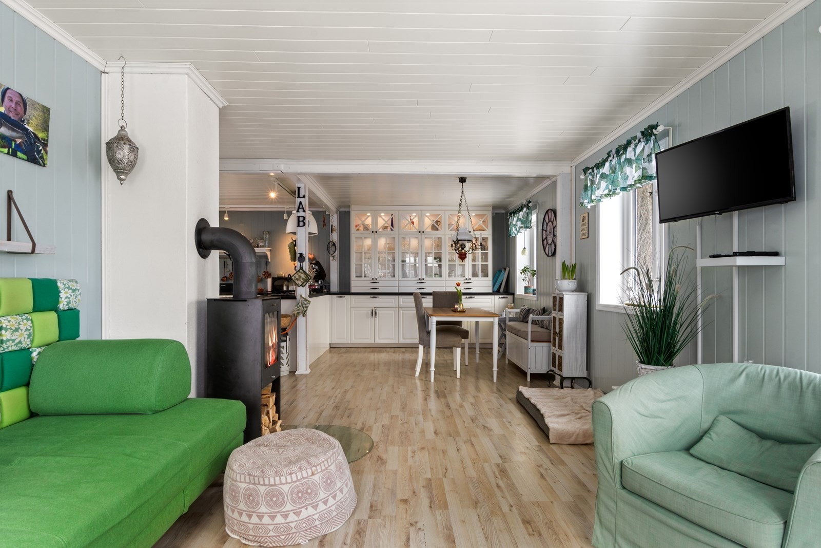 Tv-krok i forlengelse av spisestuen med koselig peisovn i midten - her er alt på stell for mange hyggelige stunder! Galleribilde