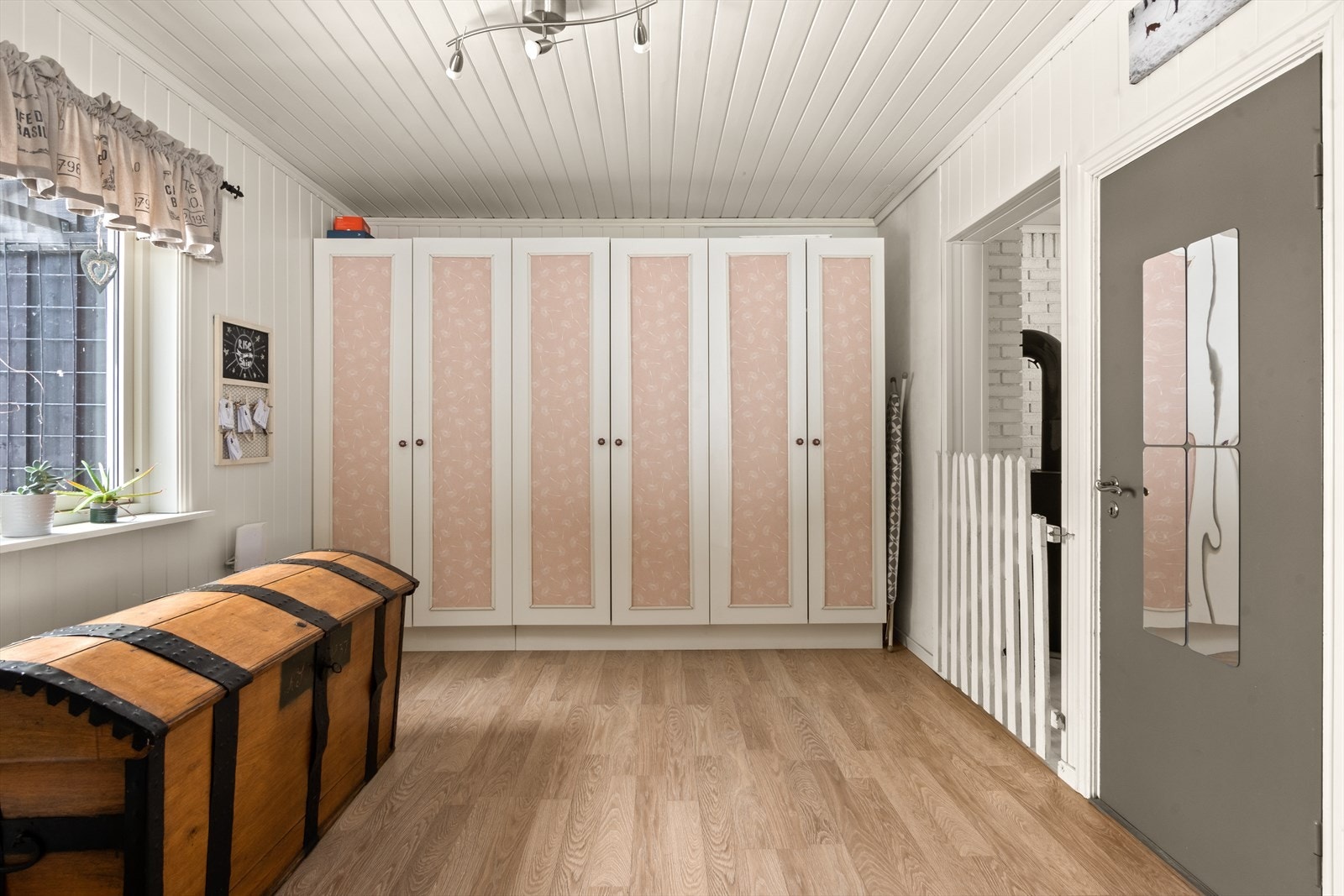 I entreen er det plassbygde skap for oppbevaring av det meste man måtte trenge! Galleribilde