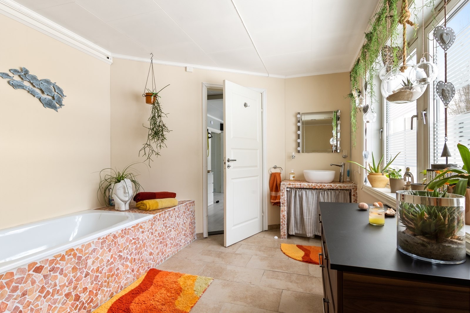 Romslig bad med innebygget badekar! Galleribilde