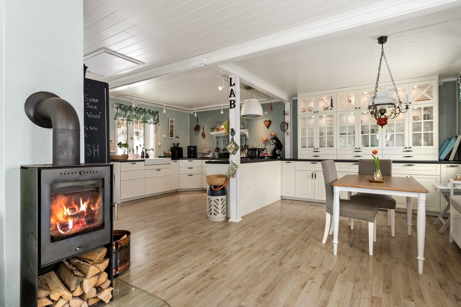 Fantastisk! For en kjøkkenavdeling med godt med skapplass, romslig og ikke minst en luftig atmosfære! Galleribilde