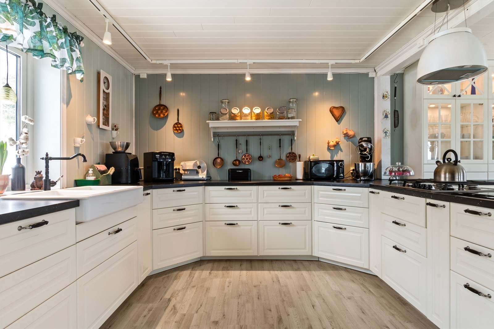 Her burde det ikke være noe problem å få plass til alt man trenger på et kjøkken! Galleribilde