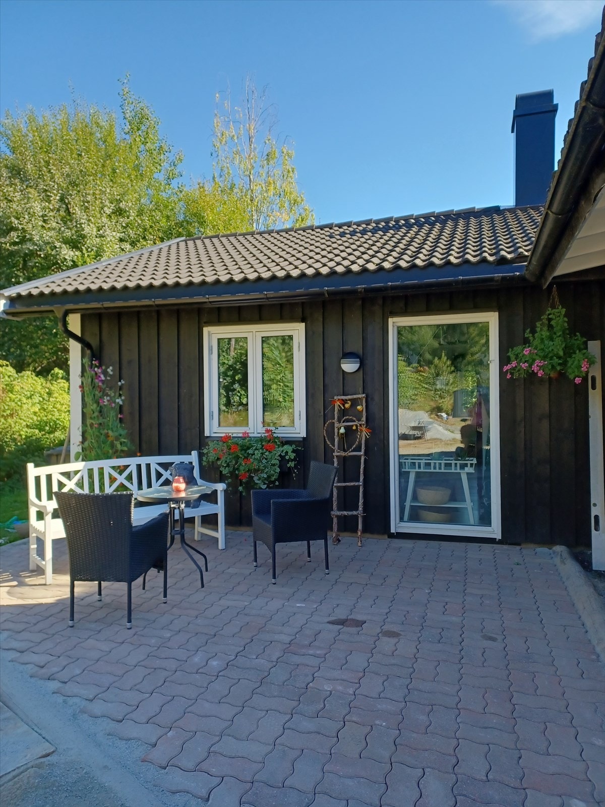 Fin steinbelagt platting foran huset - her er det ypperlig å nyte late sommerdager! Galleribilde