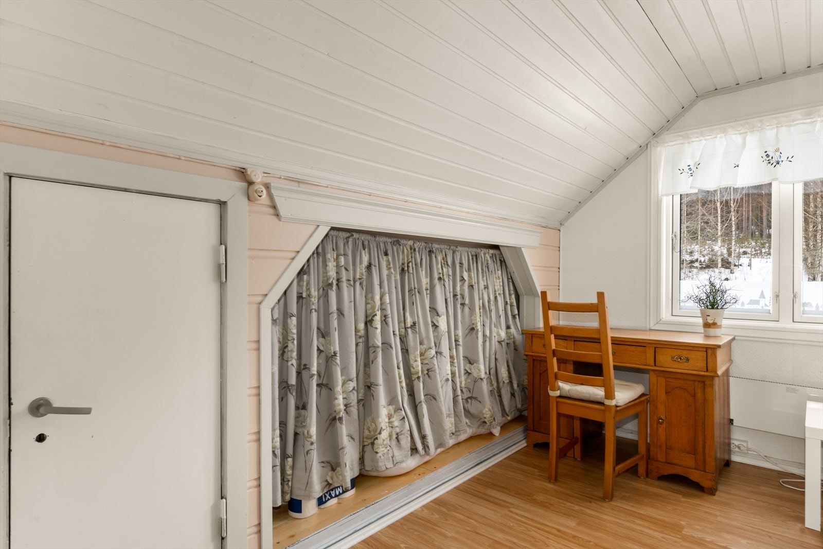 Og som seg hør og bør i eldre boliger er det kneloft for masse oppbevaring ! Galleribilde