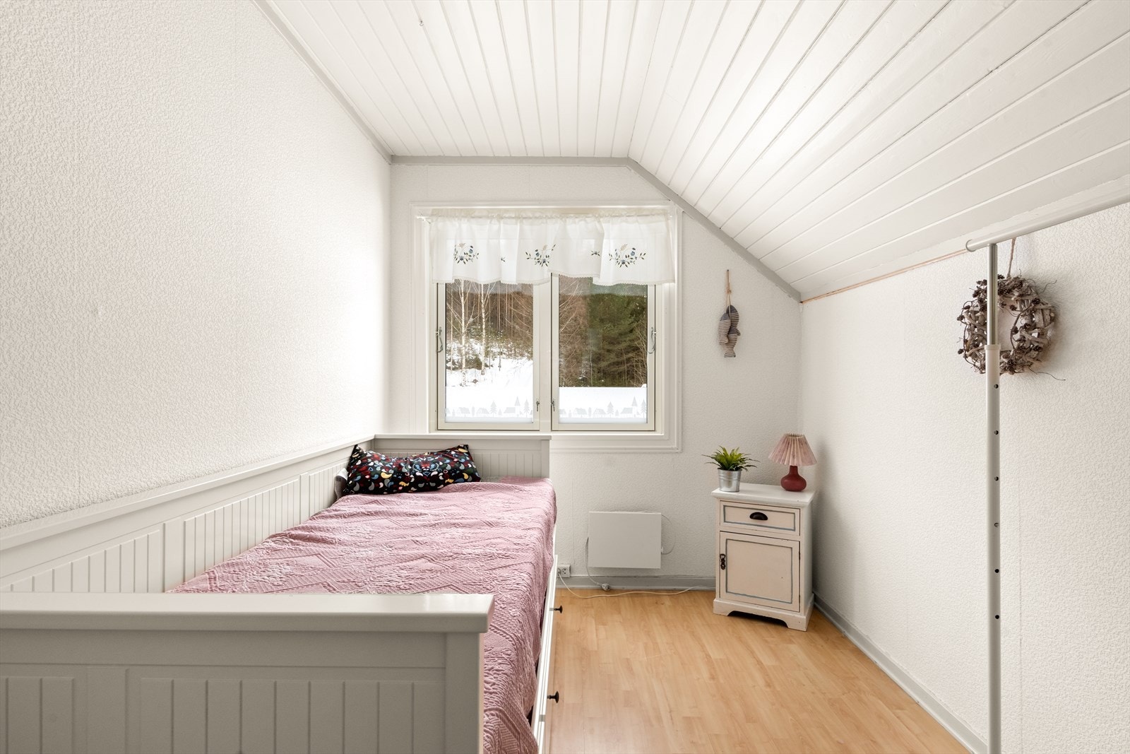 Soverom nummer 4 er lyst og fint med vindu mot skogen! Galleribilde