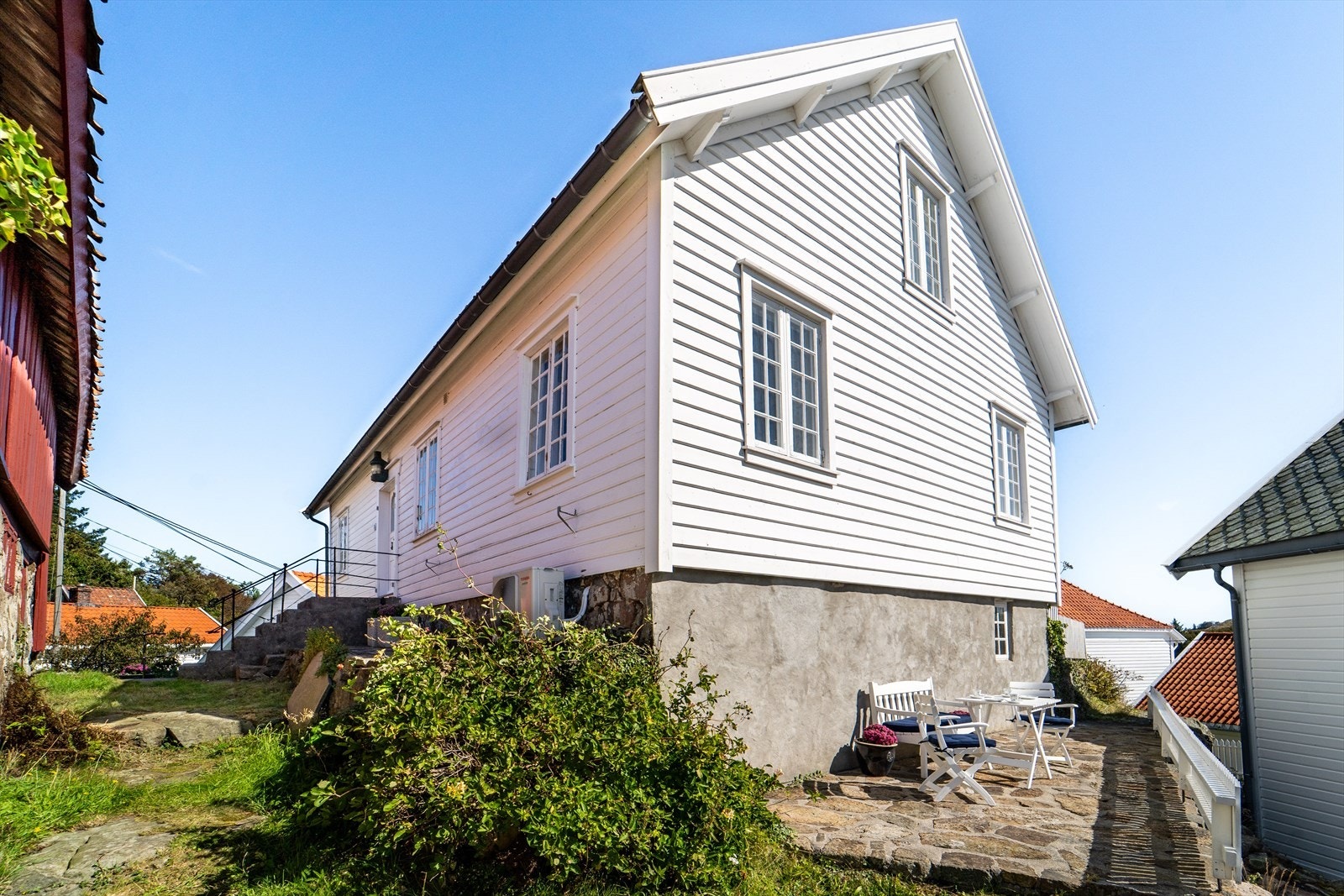 Rundt boligen er det flere fine uteplasser. Galleribilde