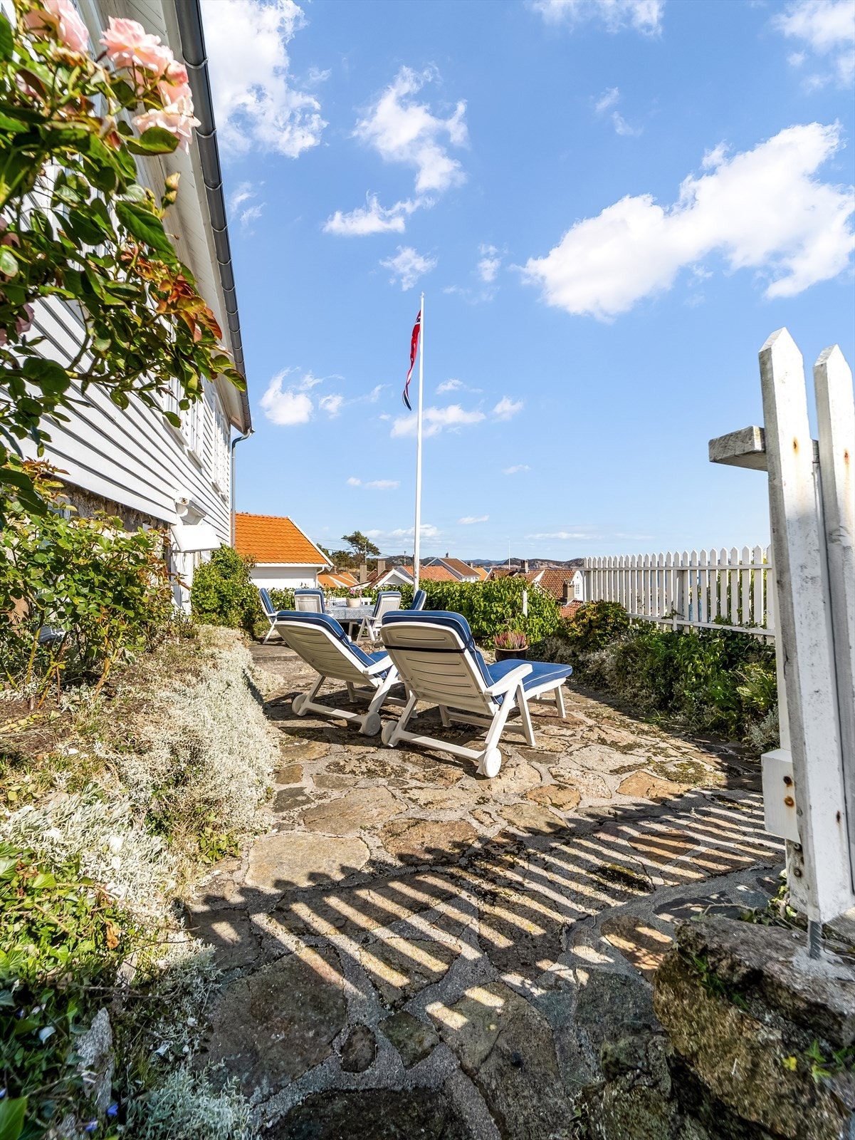 Steinsatte uteområder med plass til utemøblement og solingsplass. Galleribilde