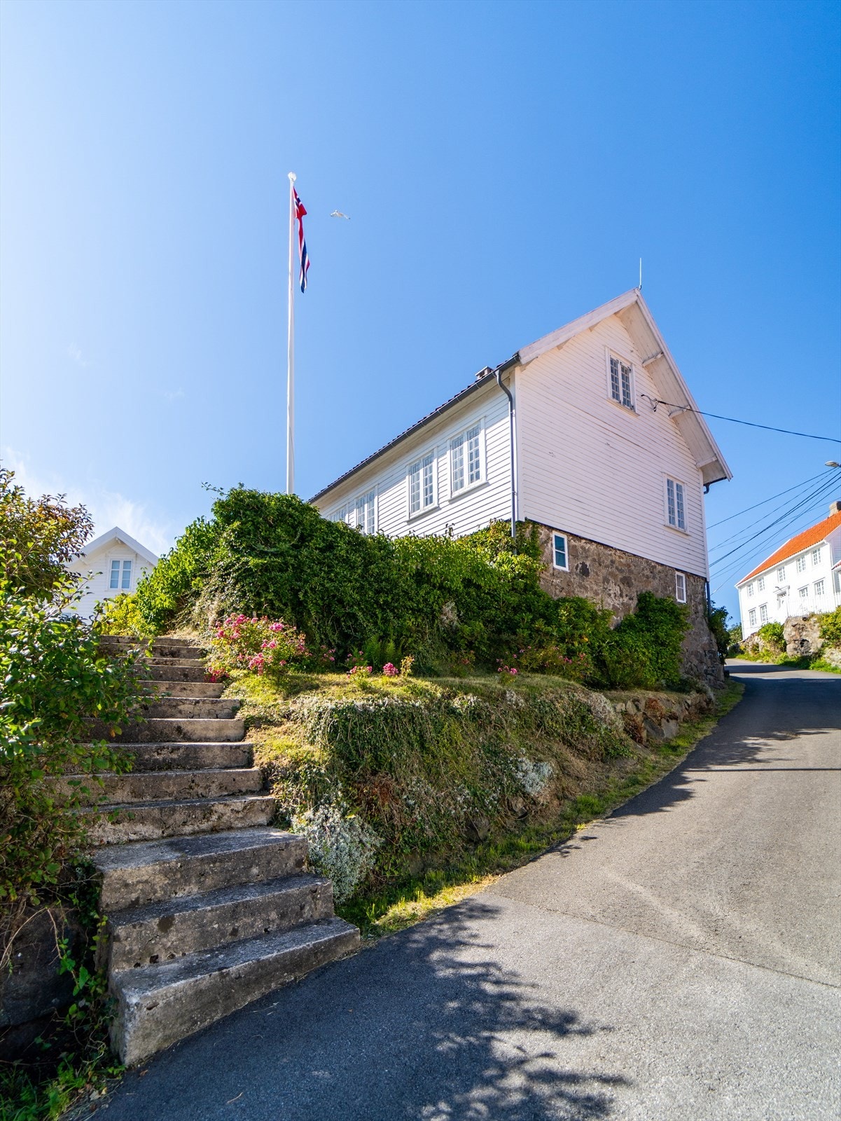Trapp opp til boligens fremside fra hovedveien. Galleribilde