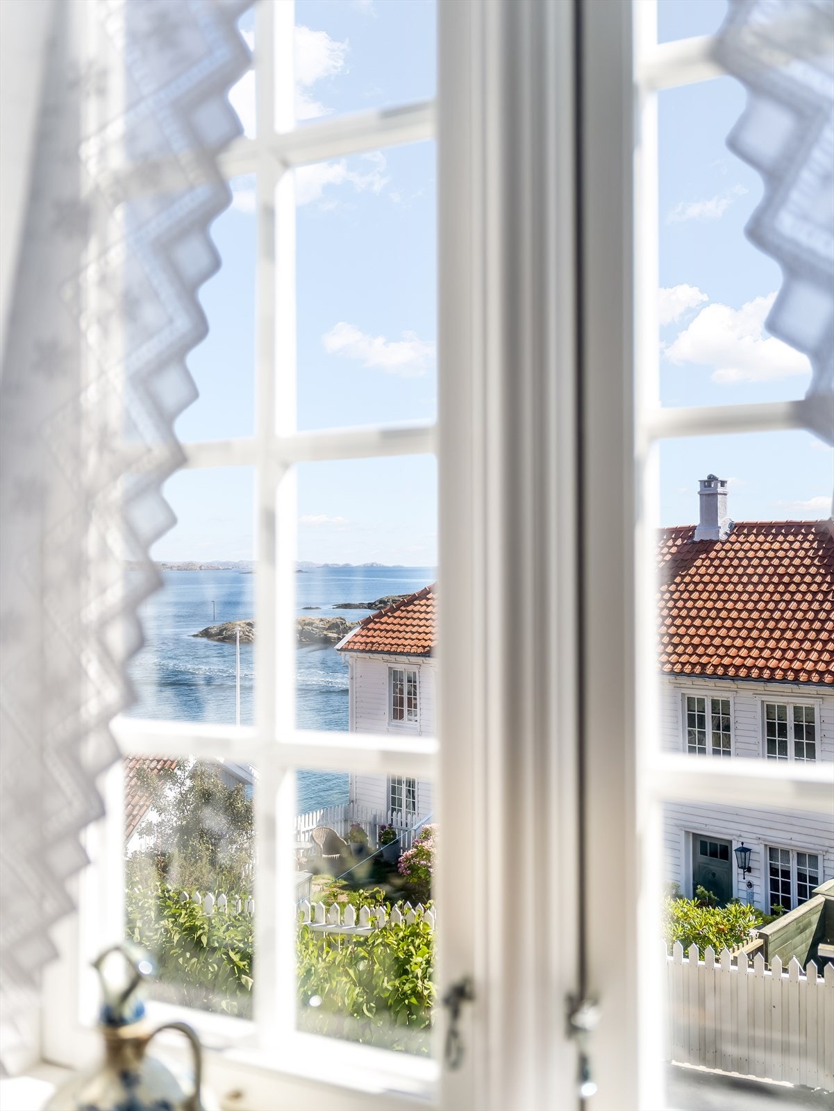 Nydelig utsikt fra stuevinduet mot havet. Galleribilde