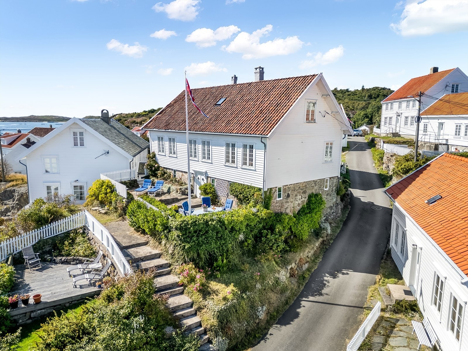 Velkommen til Loshavn 35 - en særs flott eiendom beliggende i historiske omgivelser! Galleribilde