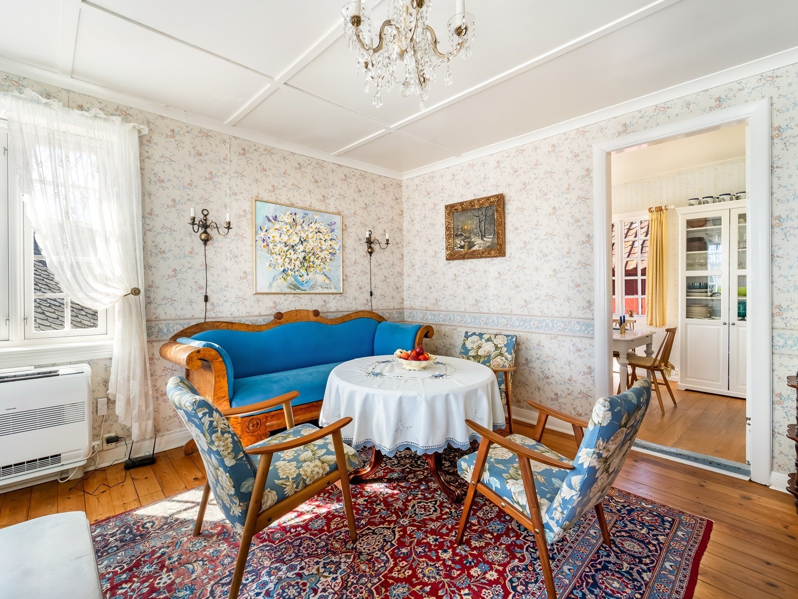 Flere originale detaljer i huset er ivaretatt med bl.a. listverk og tak. Galleribilde