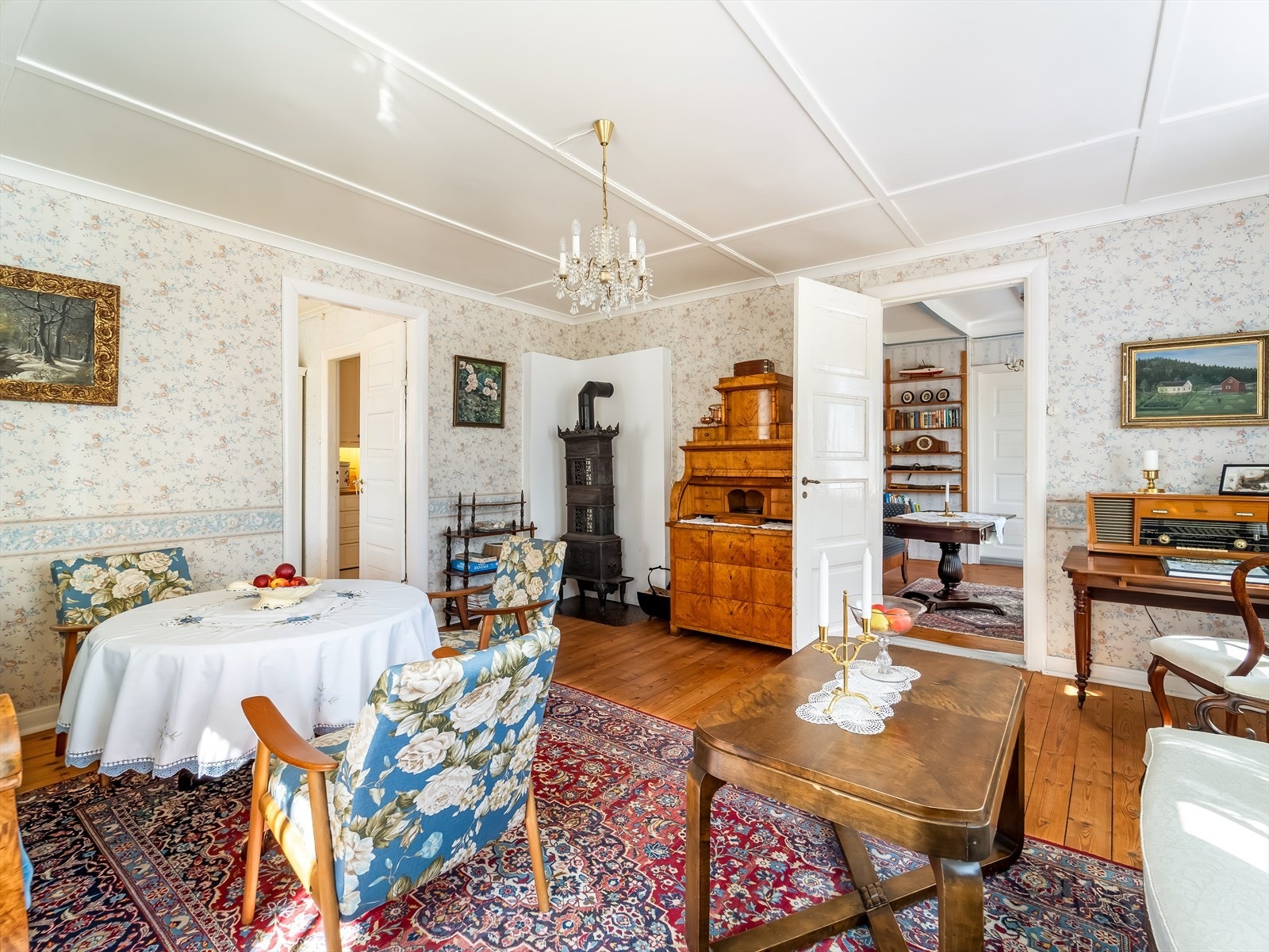 Pipen har fått nytt rør. I hjørnet av stuen, står en flott etasjeovn som et smykke. Galleribilde